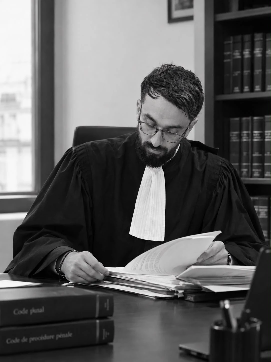 Maître Yanis Mersali à son bureau